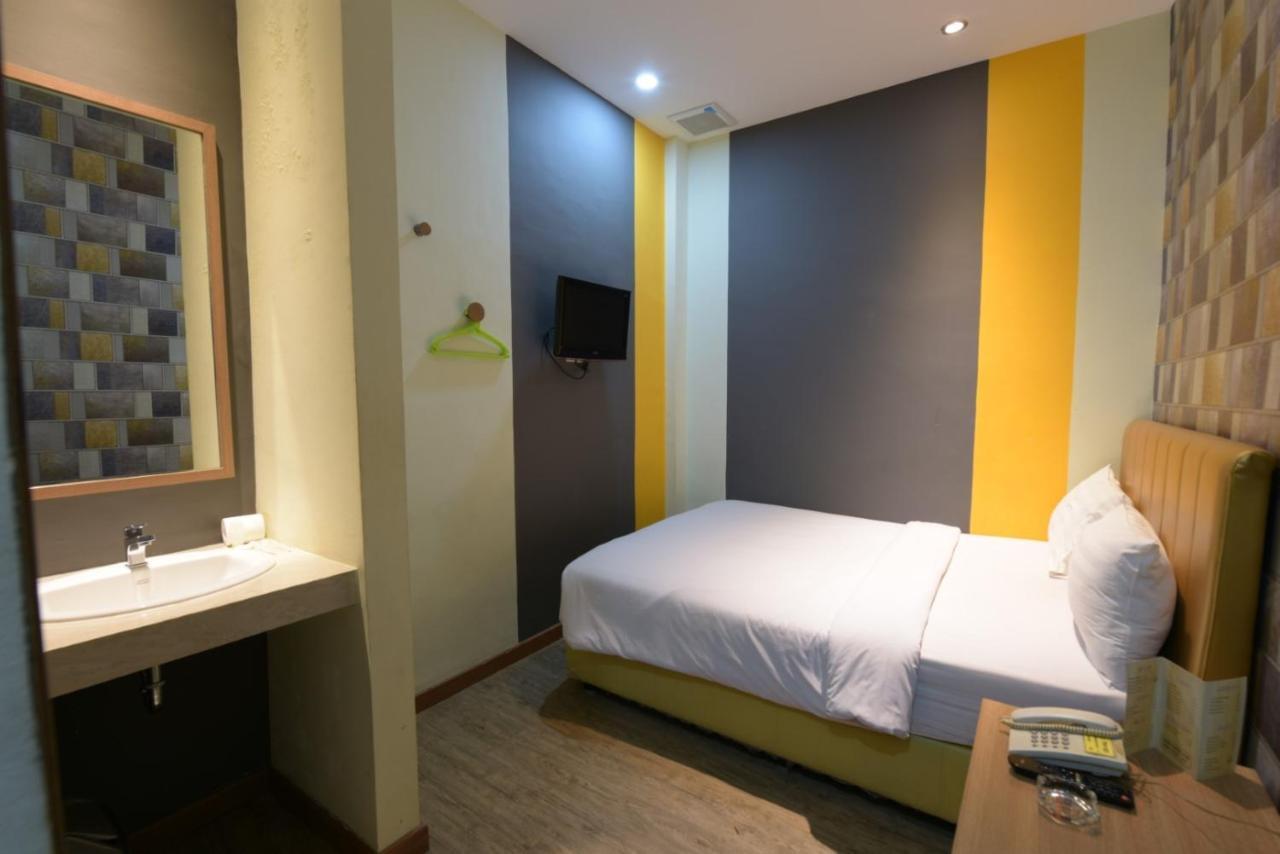 Kama Hotel Медан Экстерьер фото